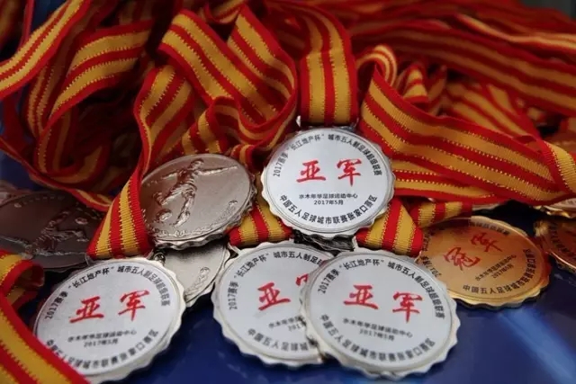 张展硕在亚运会游泳赛场展现超凡实力，目标夺六金